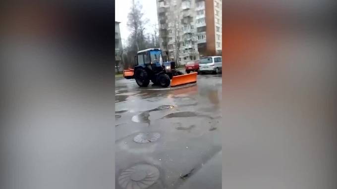 В Петергофе трактор с разгона разгребал лужи ковшом - piter.tv - район Петродворцовый