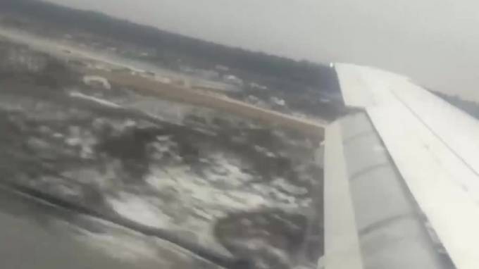Момент посадки SSJ-100 на недостроенную ВПП в Домодедово попало на видео