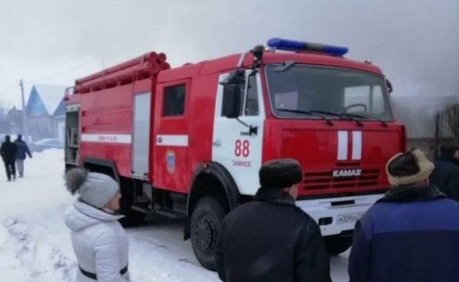 В Татарстане пожарные спасли из горящего здания охранницу Fix Price