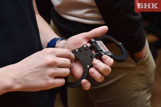 В полиции Печоры спасателям пришлось снимать наручники с ноги ребенка