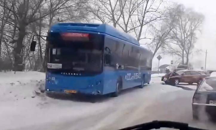В Кемерове столкнулись рейсовый автобус и легковой автомобиль