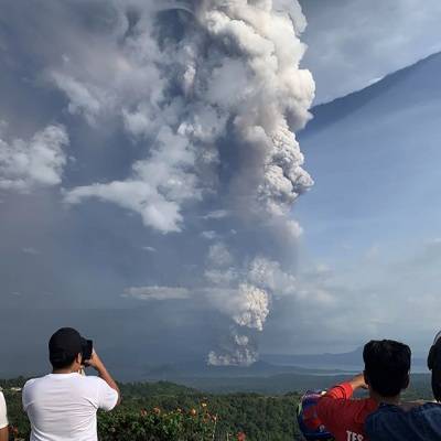 Филиппины: 14 городов закрыты из-за извержения вулкана Тааль
