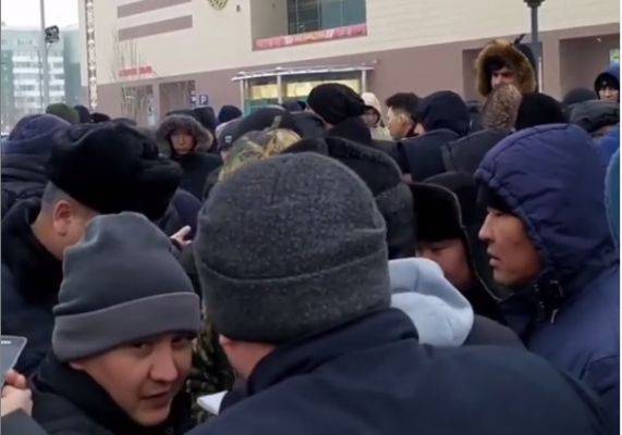 В Казахстане митингуют владельцы авто с иностранными номерами
