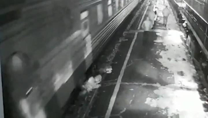 Неосторожного пассажира в Амурской области затянуло под электричку. Видео