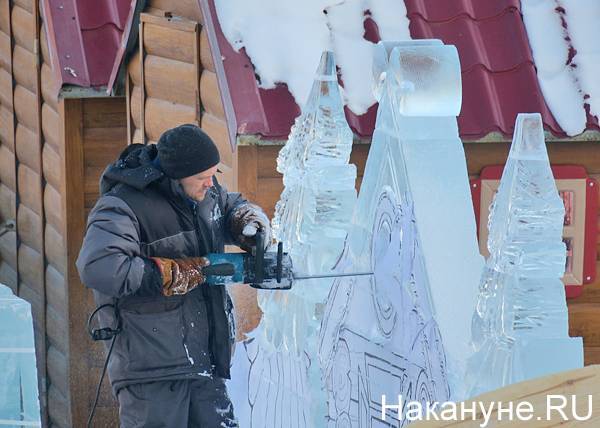 Главный ледовый городок Екатеринбурга срочно закрыли из-за рухнувшей стены