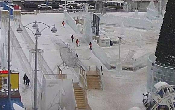 В Екатеринбурге временно закрыли ледовый городок: из-за потепления там рухнула стена