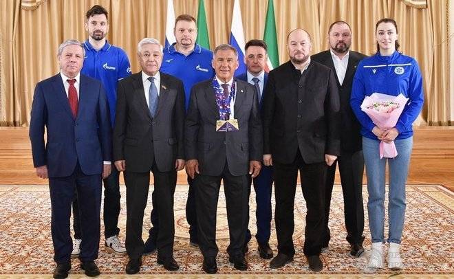 Минниханов поздравил волейболистов казанских клубов «Зенит» и «Динамо» с чемпионскими кубками