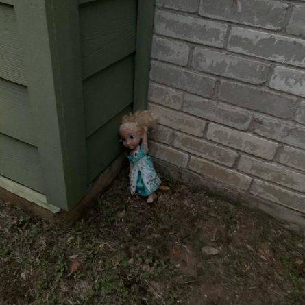 Семья напугана "одержимой" куклой Эльзы, которая говорит по-испански и вернулась после того, как ее выбросили