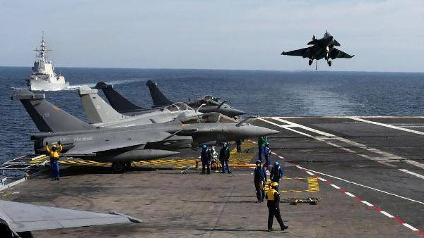 Франция поддержит борьбу с терроризмом авианосцем и армейским спецназом