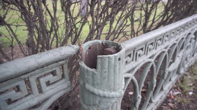 С исторической ограды Александровского парка исчезли боевые топоры