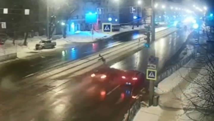 Полицейские ищут лихача, отправившего в больницу женщину-пешехода в Перми. Видео