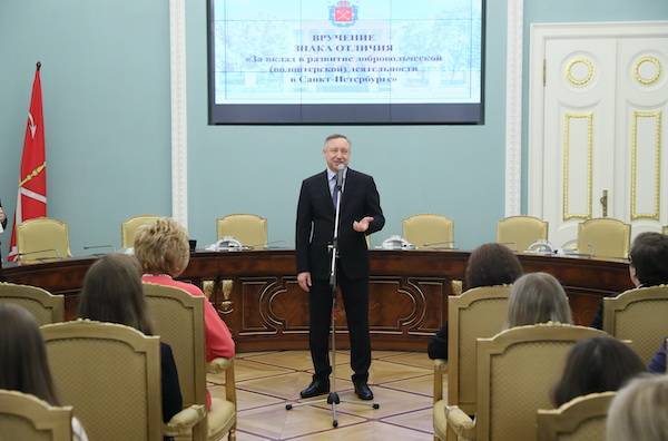 Александр Беглов вручил лучшим волонтерам Петербурга знаки отличия
