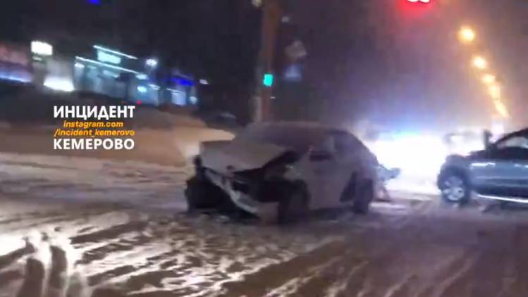 В Кемерове произошло серьёзное ДТП с участием такси, появилось видео аварии