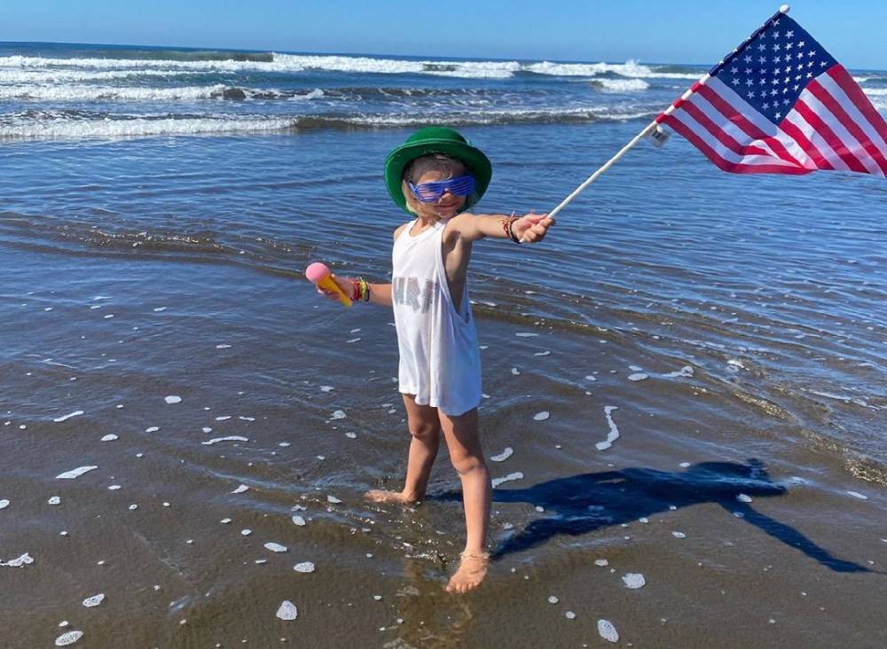 Размахивающая американским флагом дочка Тимати возмутила пользователей соцсетей