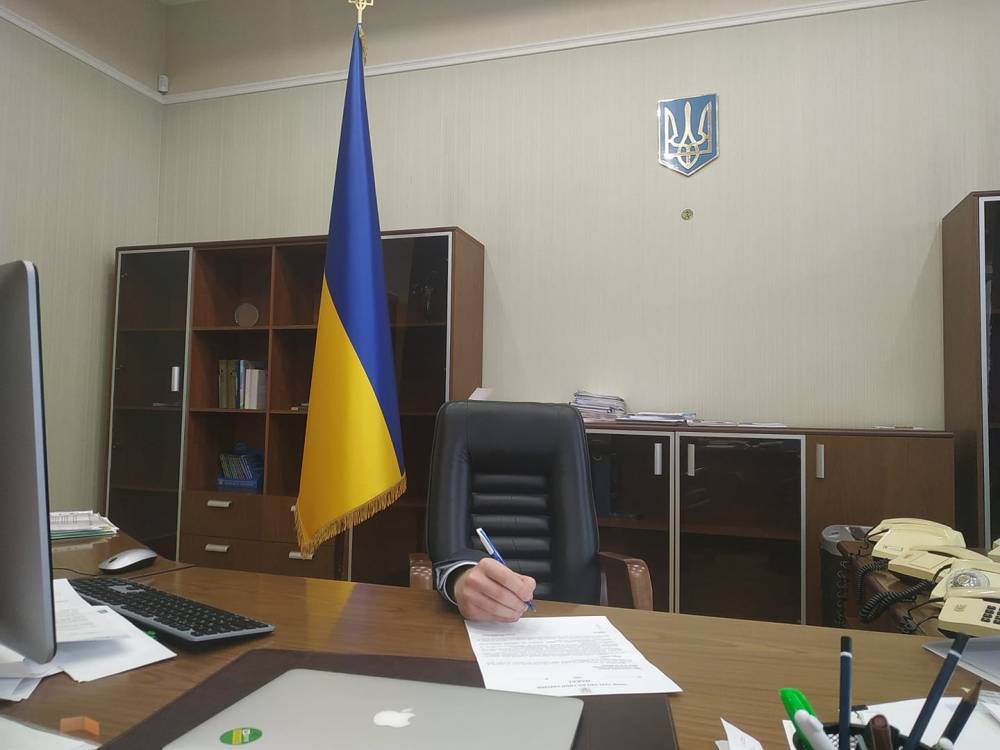Украинский министр залез под стол для поддержки премьера Гончарука
