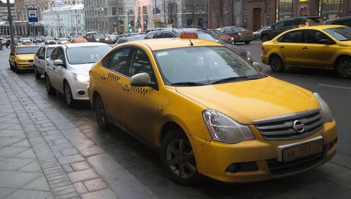 В Москве два человека погибли под колесами такси, третий попал в больницу
