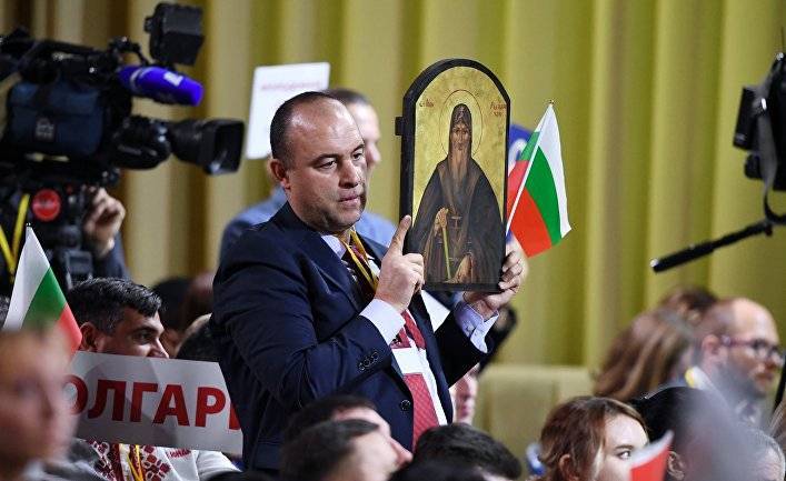 Болгарин, прервавший пресс-конференцию Путина: он вернулся к нам и дважды поклонился перед иконой (Dnes.dir, Болгария)