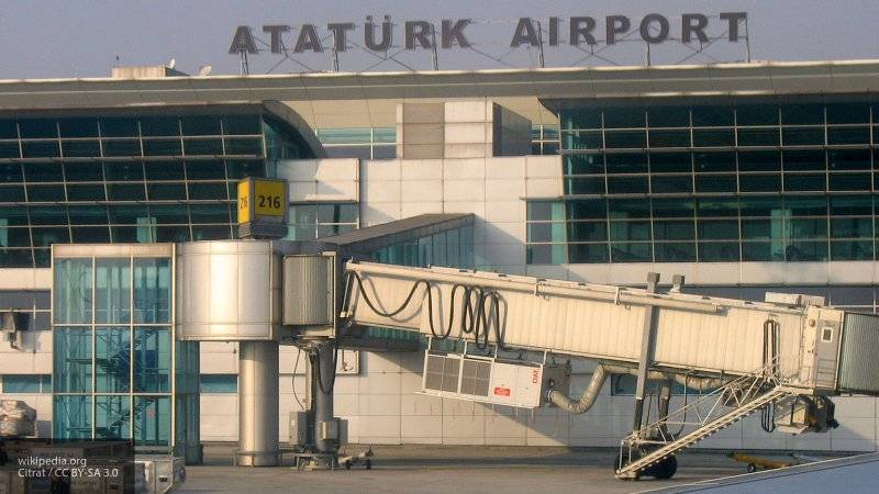 Руководство аэропорта Стамбула запретило встречать туристов с табличками