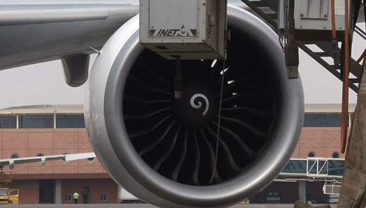 В аэропорту Новосибирска пассажиров самолета эвакуировали из-за возгорания двигателя