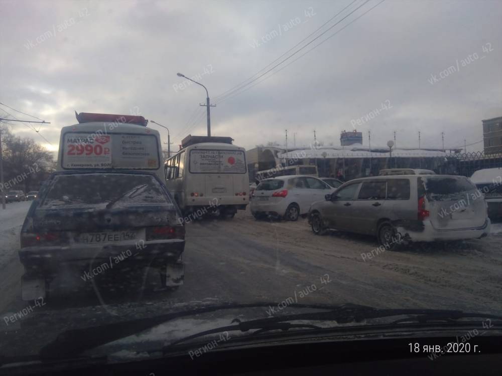 В районе автовокзала в Кемерове затруднено движение из-за ДТП