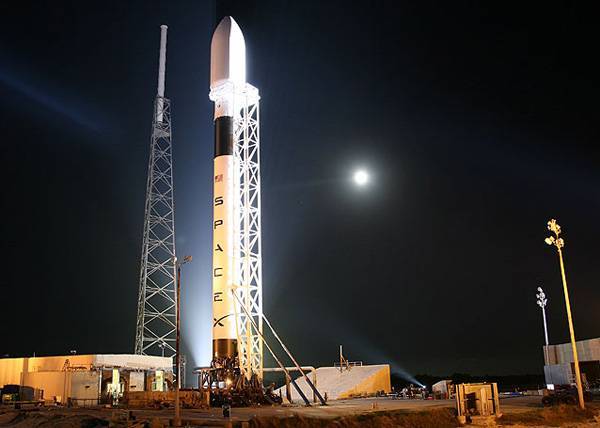 SpaceX уничтожит ракету Falcon для испытания аварийной посадки корабля Crew Dragon