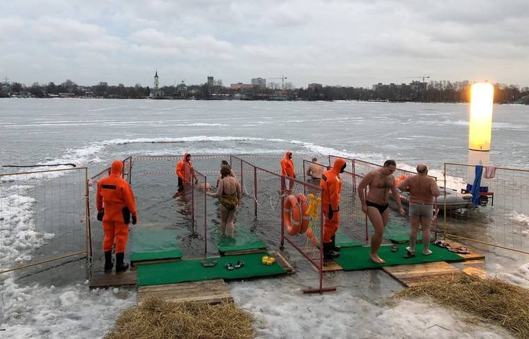 Более 15 тысяч спасателей будут дежурить на крещенских купаниях в России