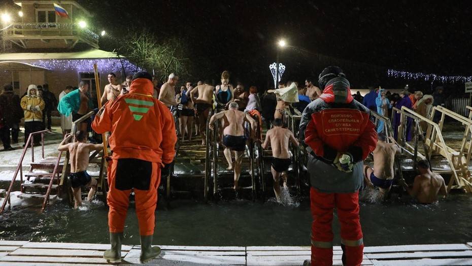 Безопасность на крещенских купаниях в России обеспечат свыше 15,6 тыс. спасателей
