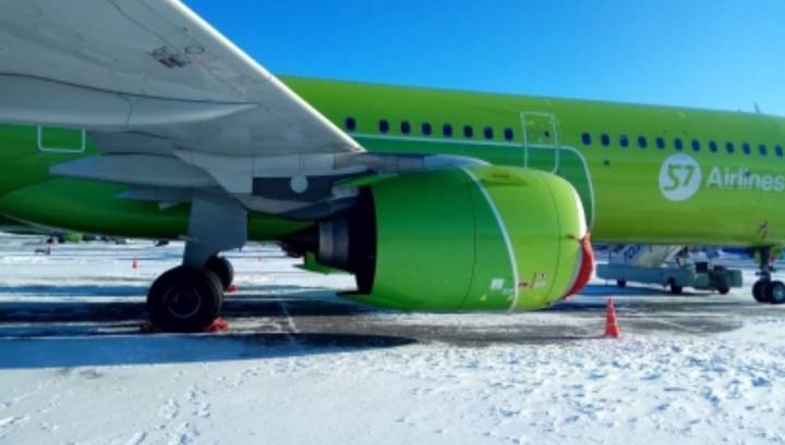 СК озвучил причину пожара в двигателе самолета компании S7 в Новосибирске