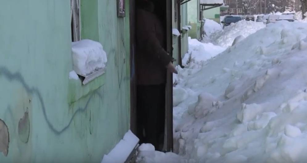 Замуровали в собственном подъезде: жительница Кузбасса пожаловалась на уборку снега во дворе