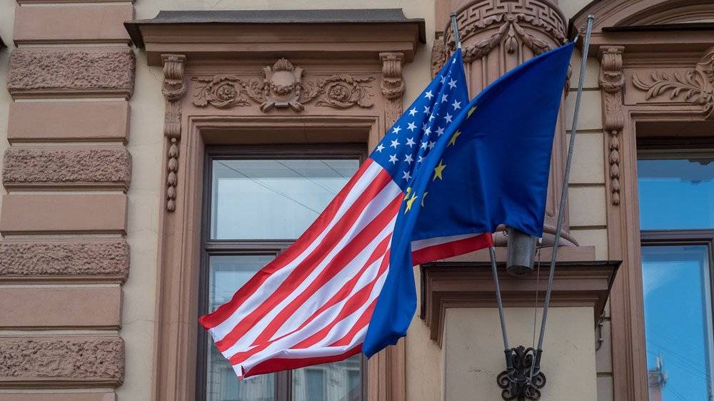 Hill назвал пять причин конца дружбы Евросоюза и США