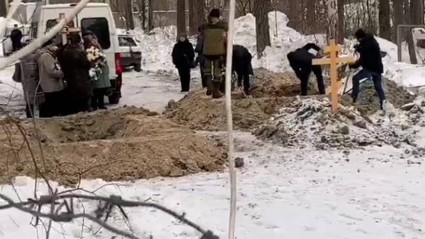 На Широкореченском кладбище Екатеринбурга посреди дороги похоронили уже второго человека