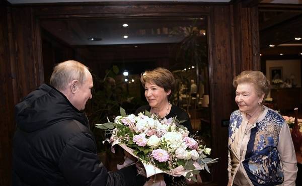 Путин заехал в гости к Татьяне Юмашевой – поздравил с юбилеем и подарил сервиз
