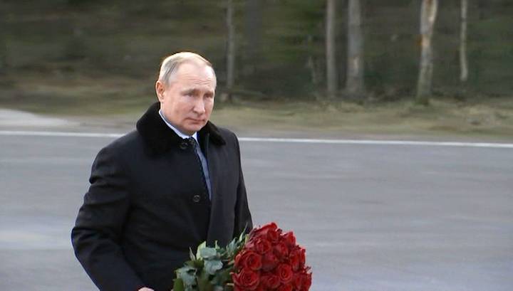 Путин возложил цветы к "Рубежному камню"