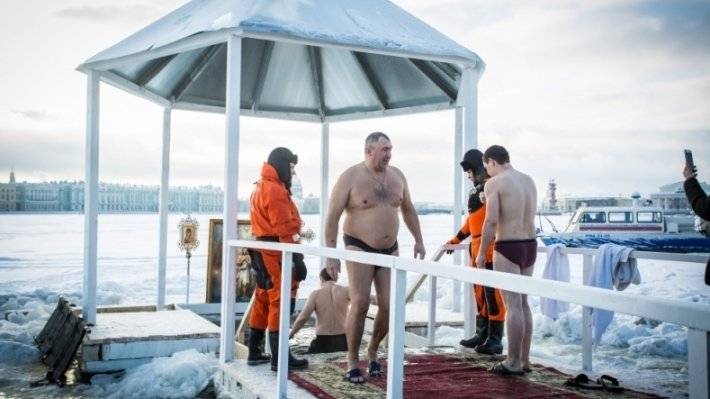 Минздрав посоветовал россиянам на Крещение купаться в определенных для этого местах