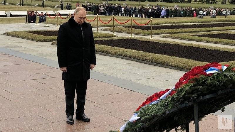 Путин возложил цветы к мемориалу героев Великой Отечественной войны на Невском пяточке