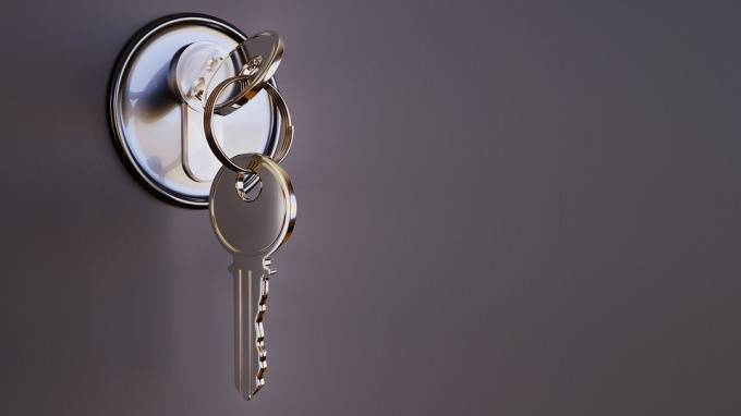 В Шушарах неизвестный подобрал ключи к входной двери и вынес имущество из квартиры
