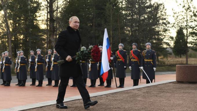 Владимир Путин возложил цветы к памятнику «Рубежный камень» на Невском пятачке