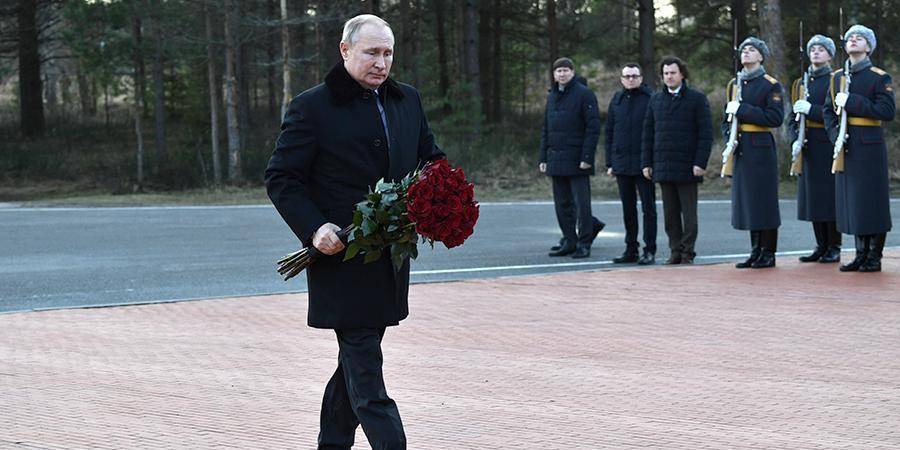 Путин возложил цветы к монументу "Рубежный камень" в Ленобласти
