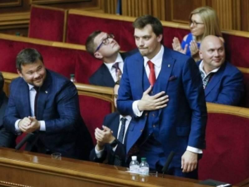 Украинский министр поддержал премьера Гончарука фото под столом
