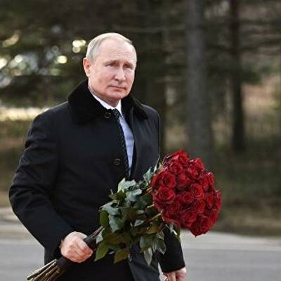 Владимир Путин возложил цветы к монументу "Мать-Родина" в Санкт-Петербурге