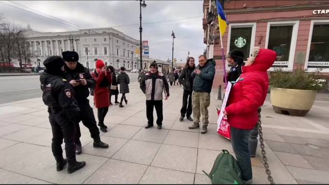На Малой Садовой одиночными пикетами поддержали крымских татар