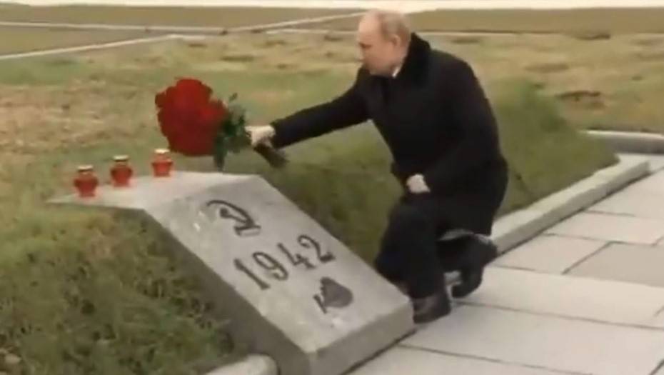 Путин возложил венки к могиле брата и монументу "Мать-Родина" в Петербурге