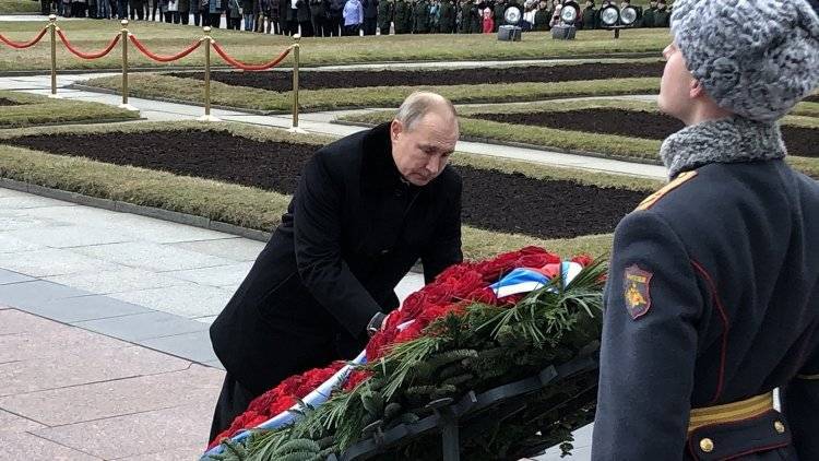 Путин на Пискаревском кладбище почтил память солат, погибших во время блокады Ленинграда