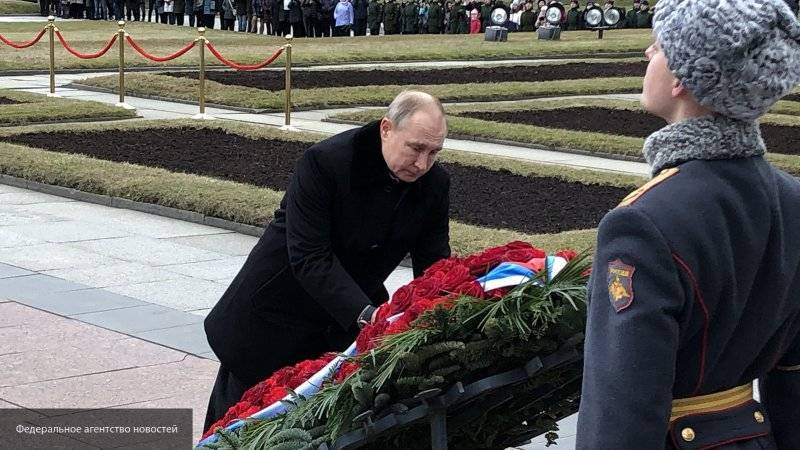 Путин возложил венок к монументу "Мать-Родина" на Пискаревском кладбище