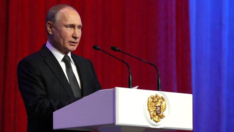 Путин назвал моральными уродами противников поддержки семей с детьми