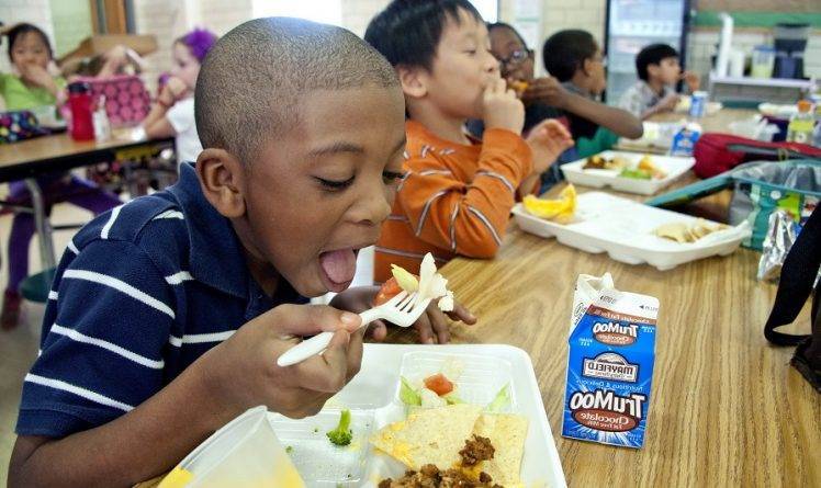 Больше пиццы, меньше овощей: администрация Трампа меняет правила школьного обеда эпохи Обамы