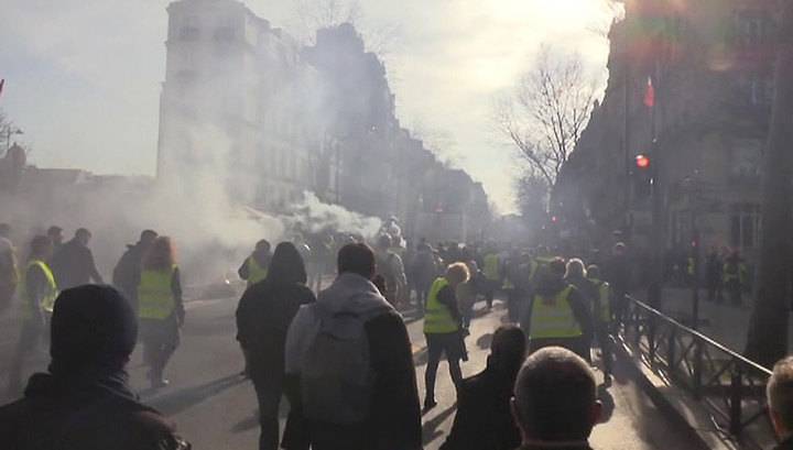 Против "желтых жилетов" в Париже применили газ