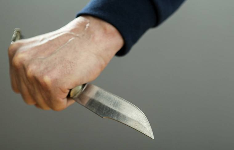 Сотрудник супермаркета напал с ножом на прохожего в Москве