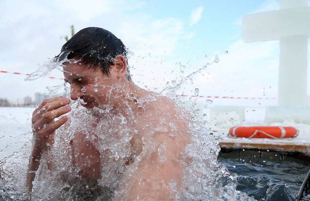 Крещение и Богоявление: какую ошибку делают любители купания в проруби?