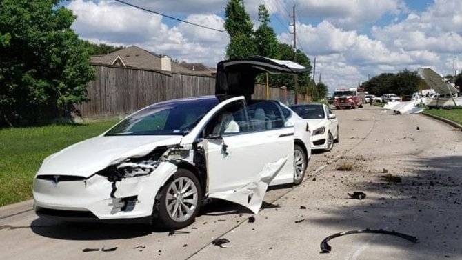Баг в программном обеспечении автомобилей Tesla стал причиной уже 110 аварий в США